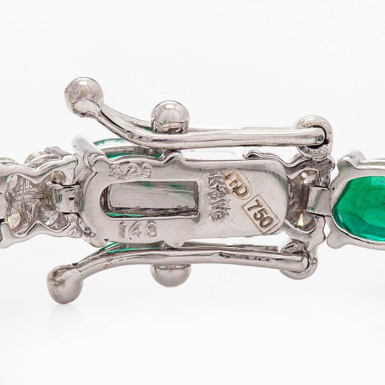 Rannekoru, 18K valkokultaa, smaragdeja ja timantteja.