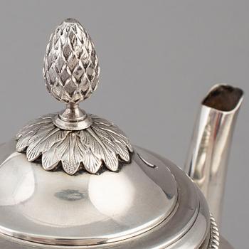 KAFFEKANNA samt GRÄDDKANNA, silver. Bl a K Andersson, Stockholm 1910.