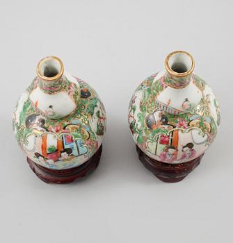 VASER, ett par, porslin, Kina, 1800-talets slut.