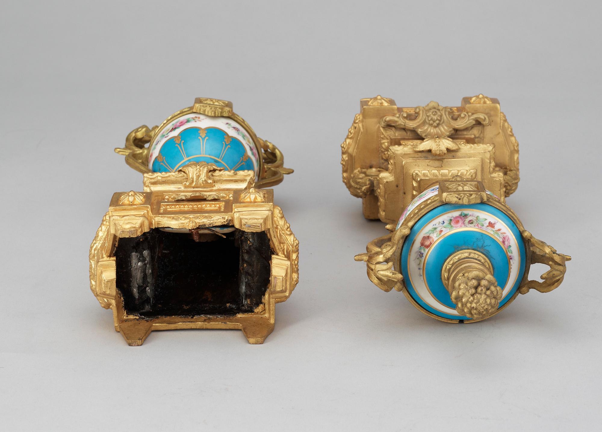 BORDSGARNITYR, 3 delar, porslin och förgylld brons. Louis XVI-stil. 1800/1900-tal.