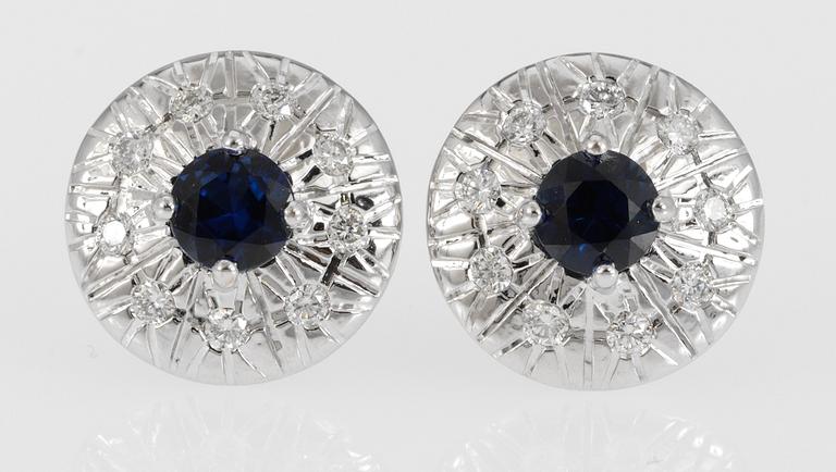 ÖRHÄNGEN, blå safirer med små briljantslipade diamanter, tot. 0.34 ct.