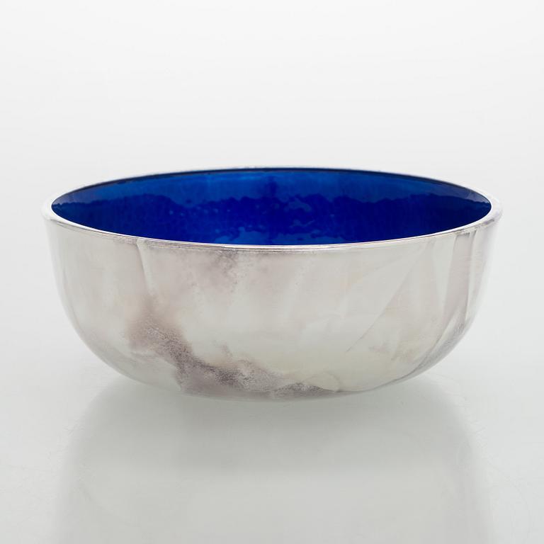 A. Tillander, skål, sterlingsilver och emalj, Åbo 2005.