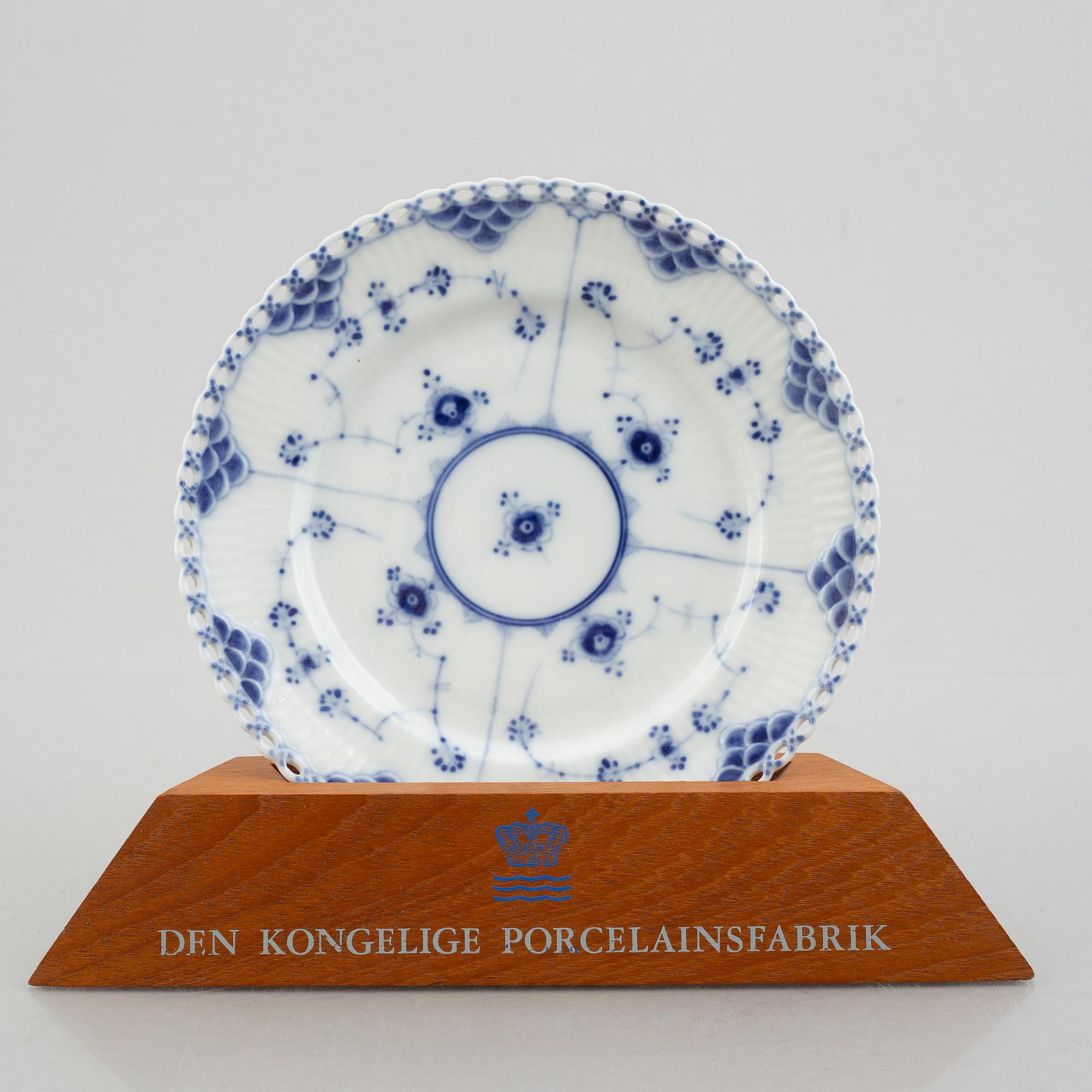Two dishes and a sauce bowl, porcelain, "Blue fluted" / "Musselmalet", Royal Copenhagen, part 19th century.