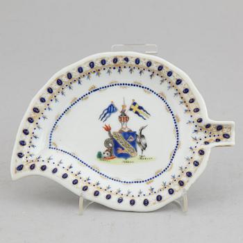 A Chinese famille rose weapon porcelain dish, 20th century.