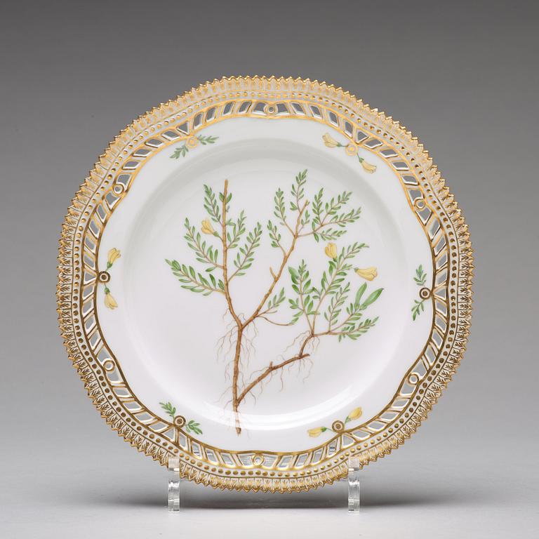 A set of 12 Royal Copenhagen 'Flora Danica' dessert dishes, Denmark, 20th Century.