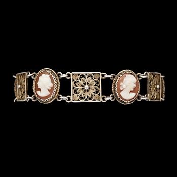 ARMBAND, 18k guld med snäckskalscaméer, 1800-talets slut.