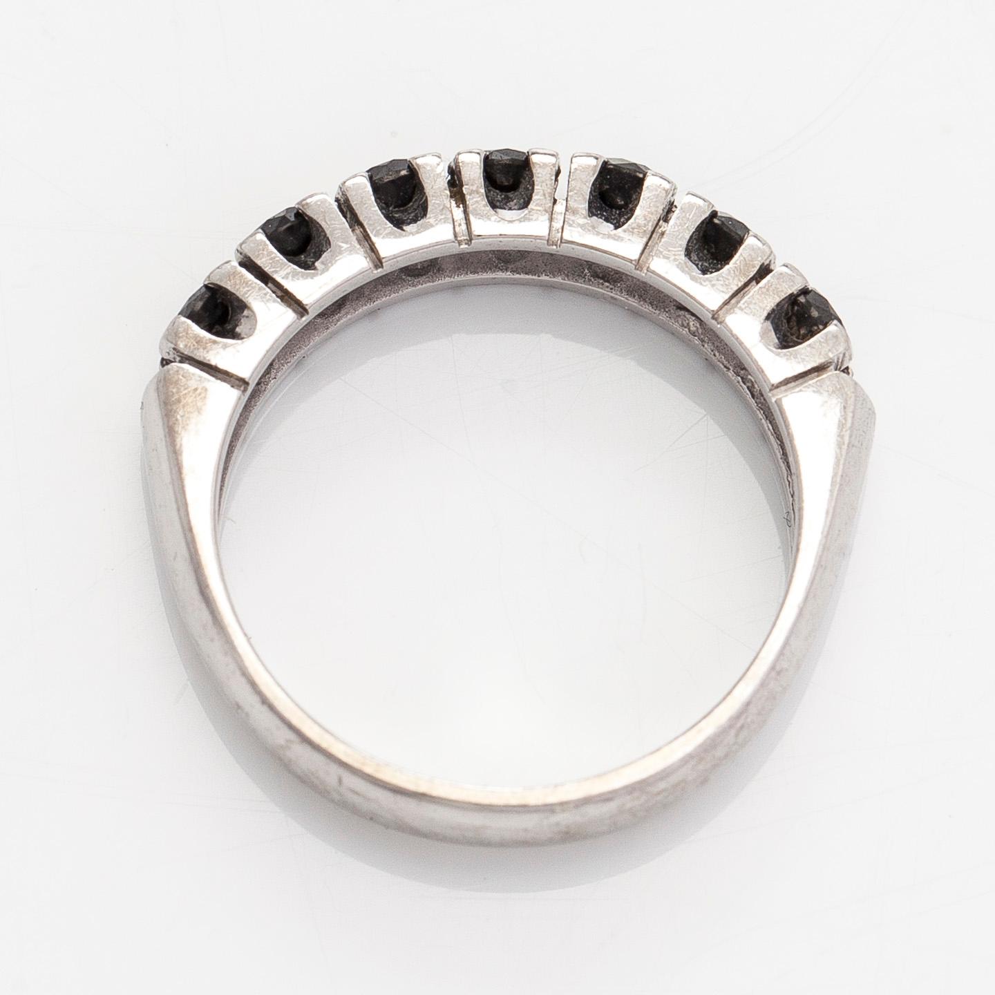 Ring, 14K vitguld med svarta briljantslipade diamanter, finska stämplar 2015.