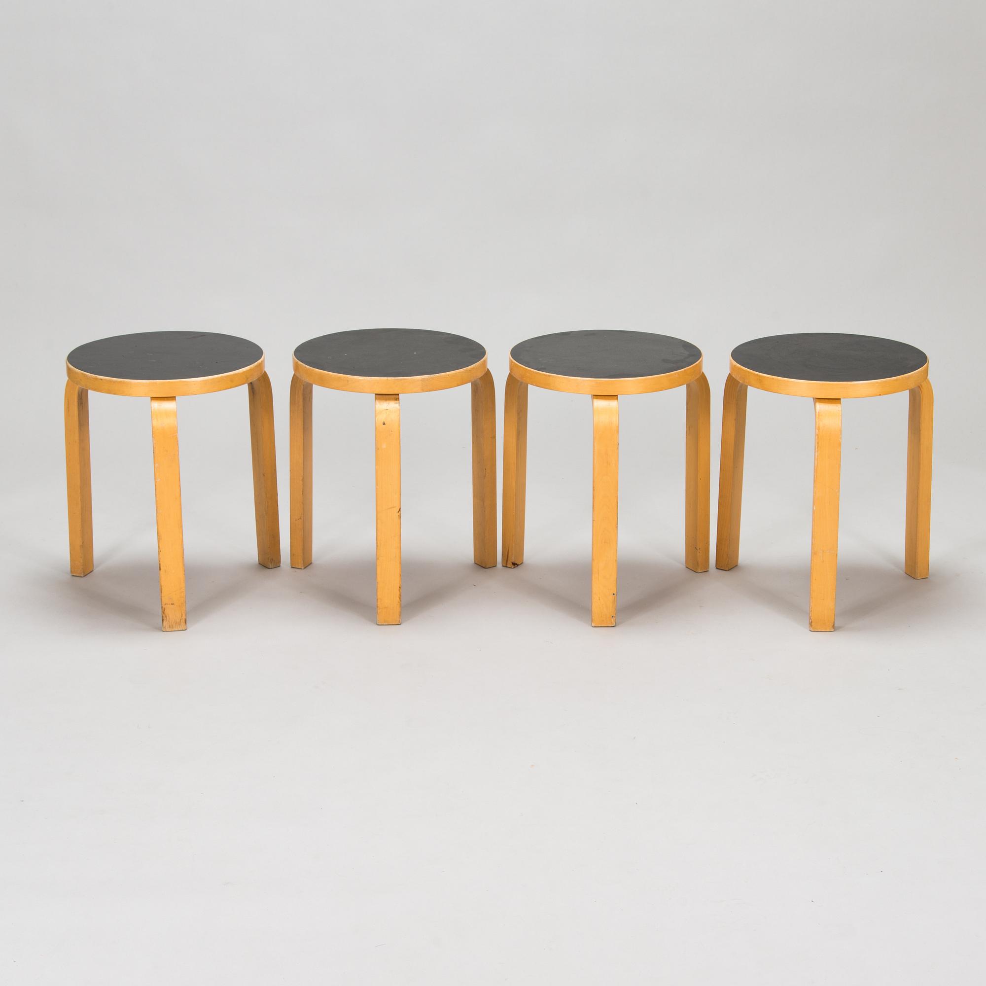 Alvar Aalto, klaffbord "DL82" och pallar, 4 st "60", för O.Y. Huonekalu-ja Rakennustyötehdas A.B 1900-talets mitt.