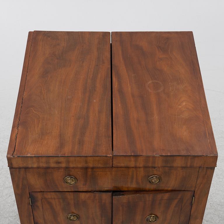 Washbasin, England, circa 1800.