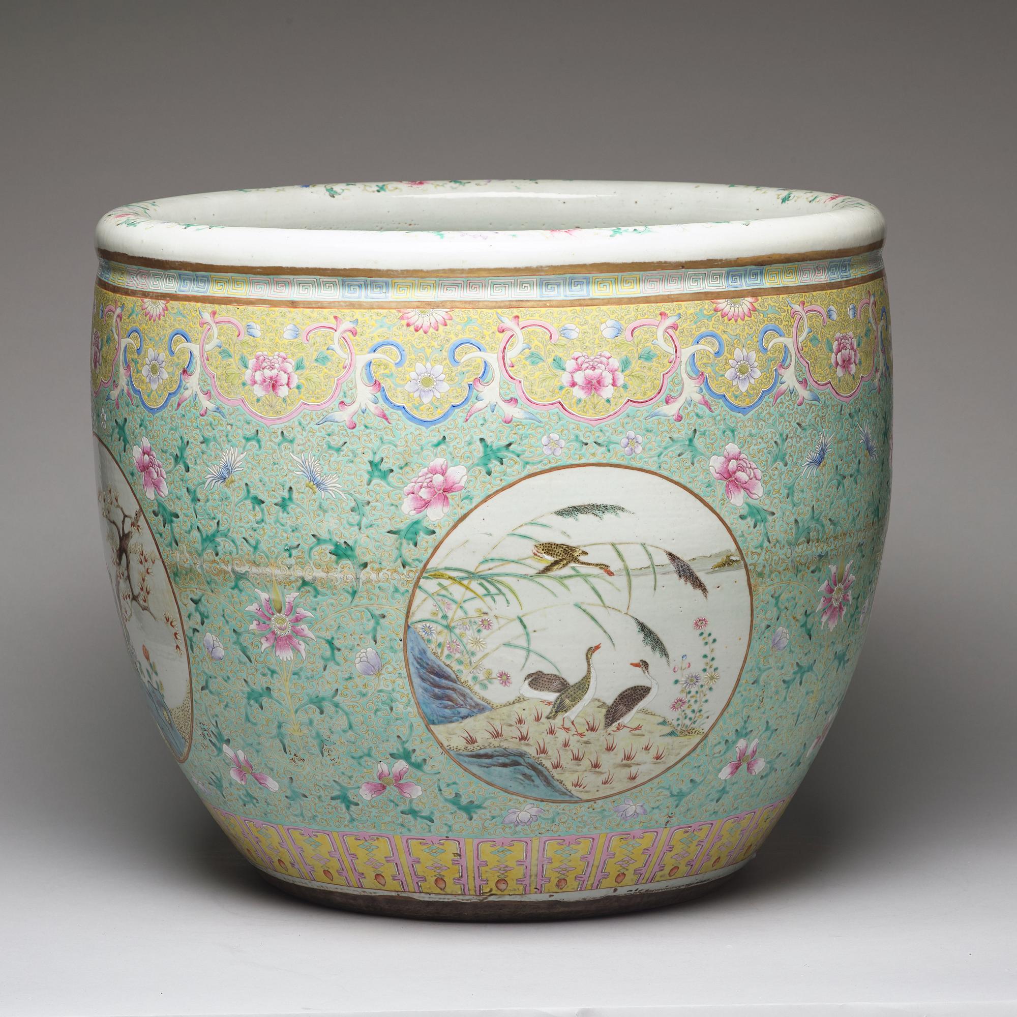 FISKBASSÄNG, porslin. Qingdynastin, 1800-tal.