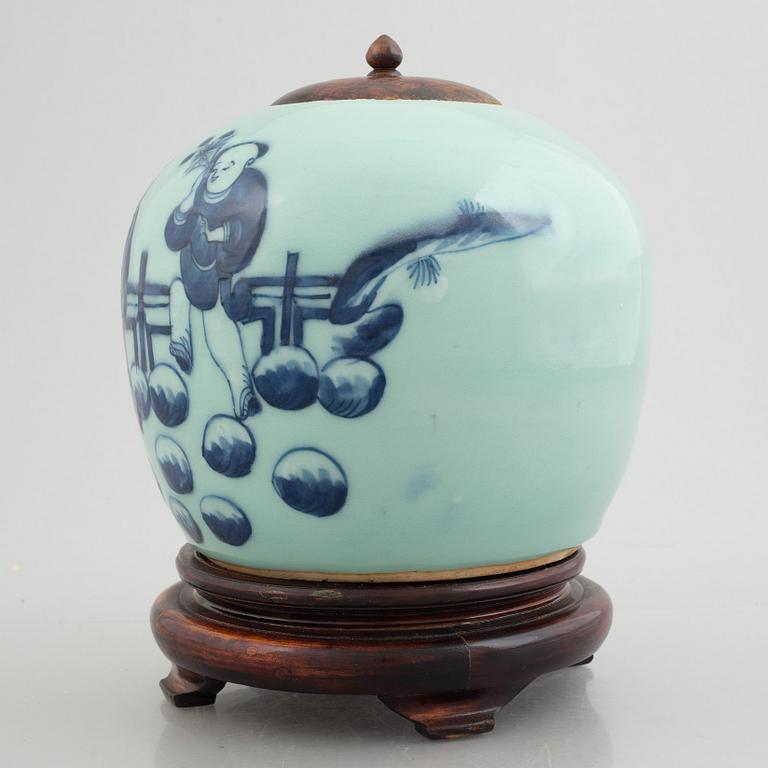 A porcelain pot, China, Qingdynasty, 19th century.