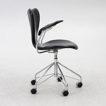 Arne Jacobsen, office swivel chair, '3217', Republic of Fritz Hansen.