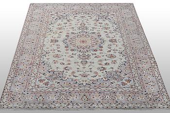 A carpet, Kashan, ca 292 x 202 cm.