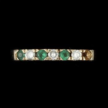 RING, 18k guld med små briljantslipade diamanter och smaragder. Vikt ca 2,8 gram.
