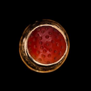 FINGERBORG, 18 k guld samt troligen karneol, Jacob Engelbert Torsk, Stockholm 1858. Vikt ca 3,3g.