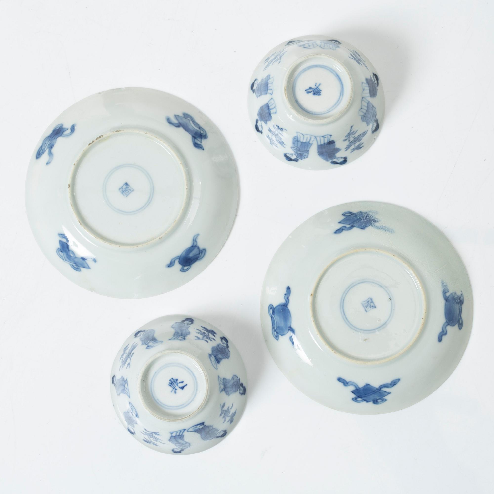 Koppar med fat, 2 stycken samt koppar, 2 stycken. porslin Kina 1700/1800-tal.