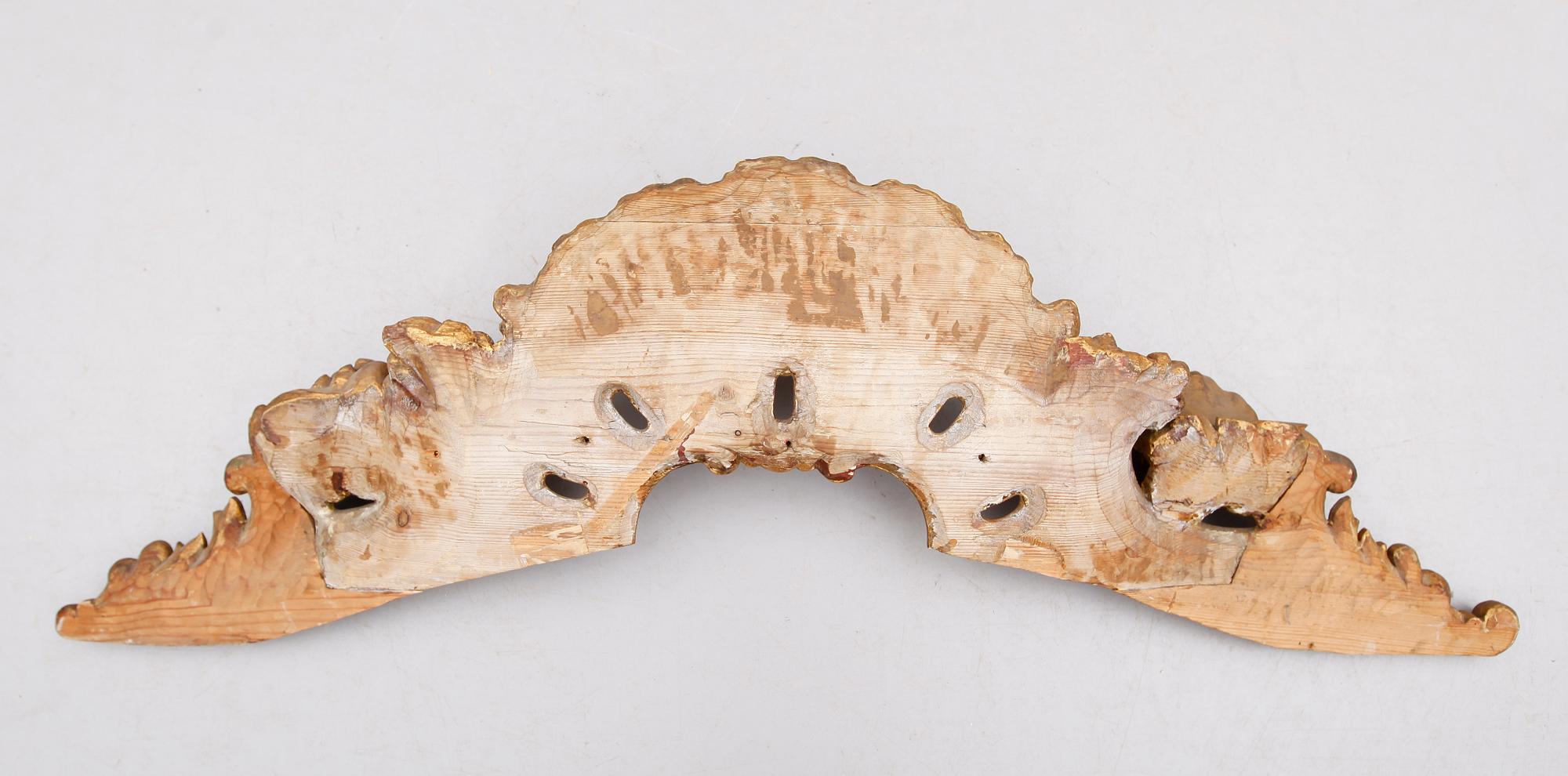 ÖVERSTYCKE, skuret trä, delvis rokoko, 1700-tal.