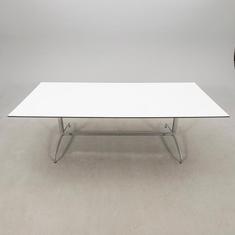 Pensi Design Studio, matbord, "Carma" för Akaba.