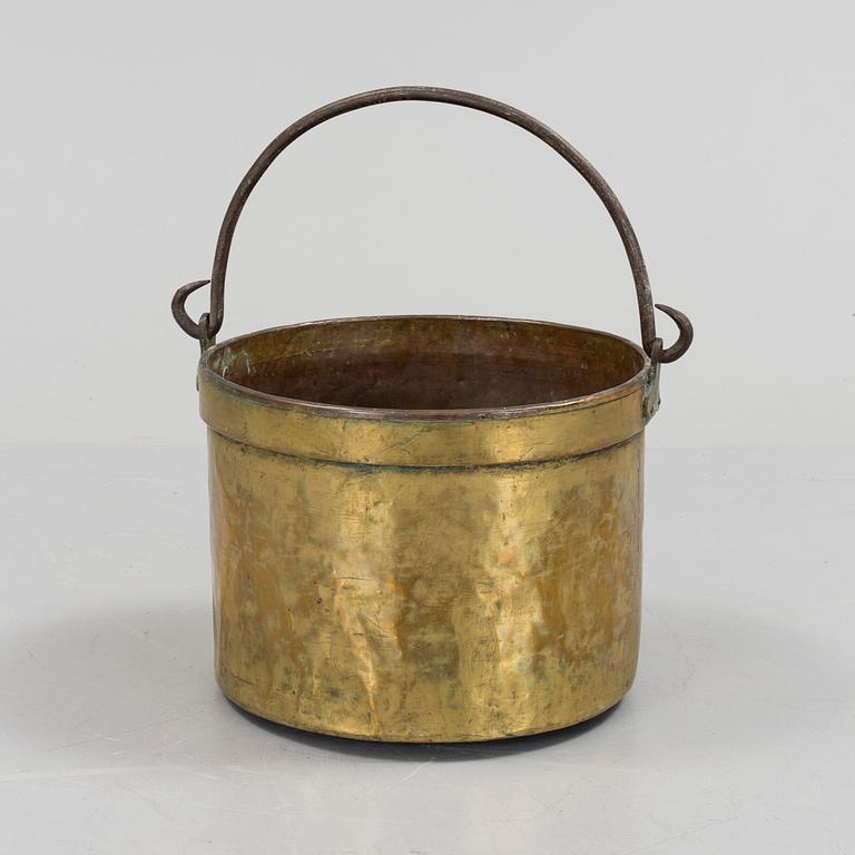 AN 18TH CENTURY BRASS CAULDRON.