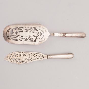 FISKSERVERINGSBESTICK, 2 st,  silver, A. B. Ljubavin resp. P. Silvennoinen, S:t Petersburg ca 1900.
