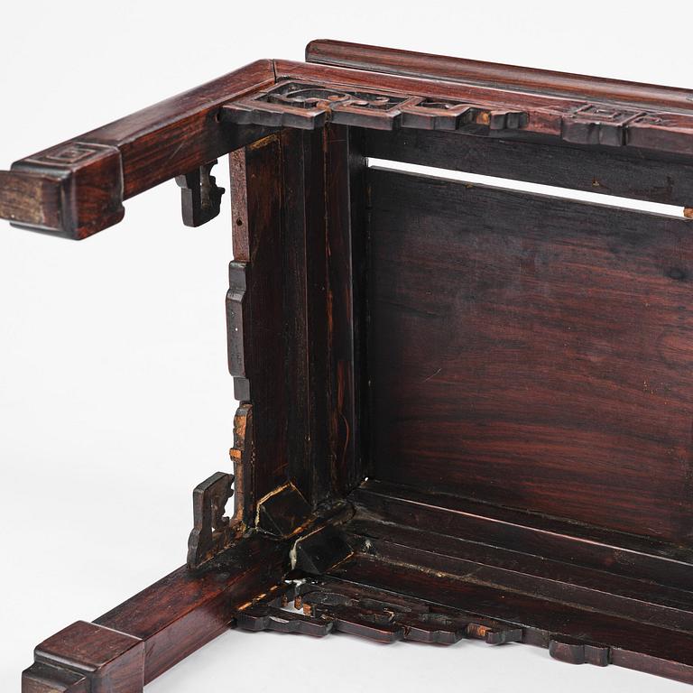 Bord, hardwood. Qingdynastin, 1800-tal.