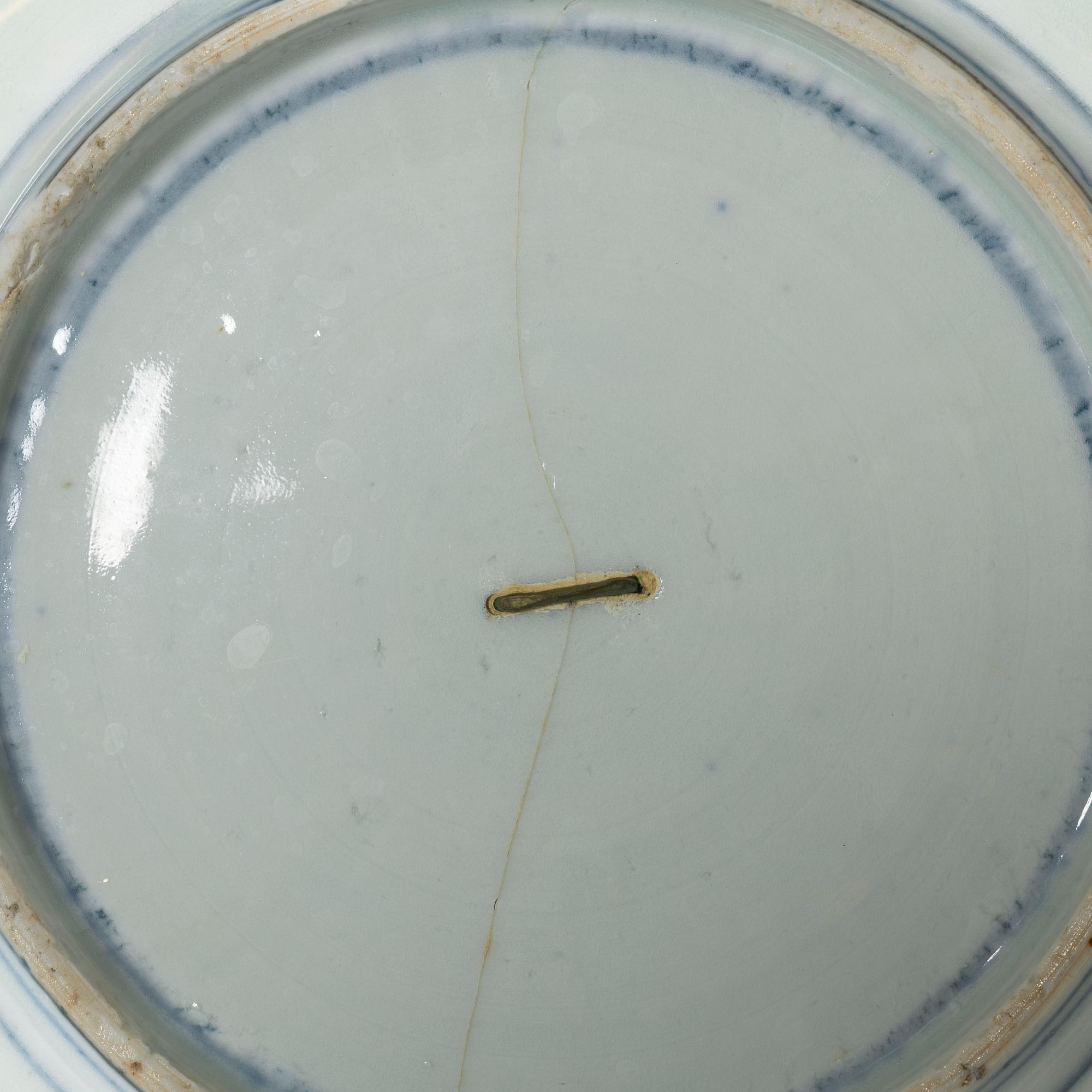 Tallrikar, 12 stycken, samt serveringsfat, imari, porslin, Japan Meiji/tidigt 1900-tal.