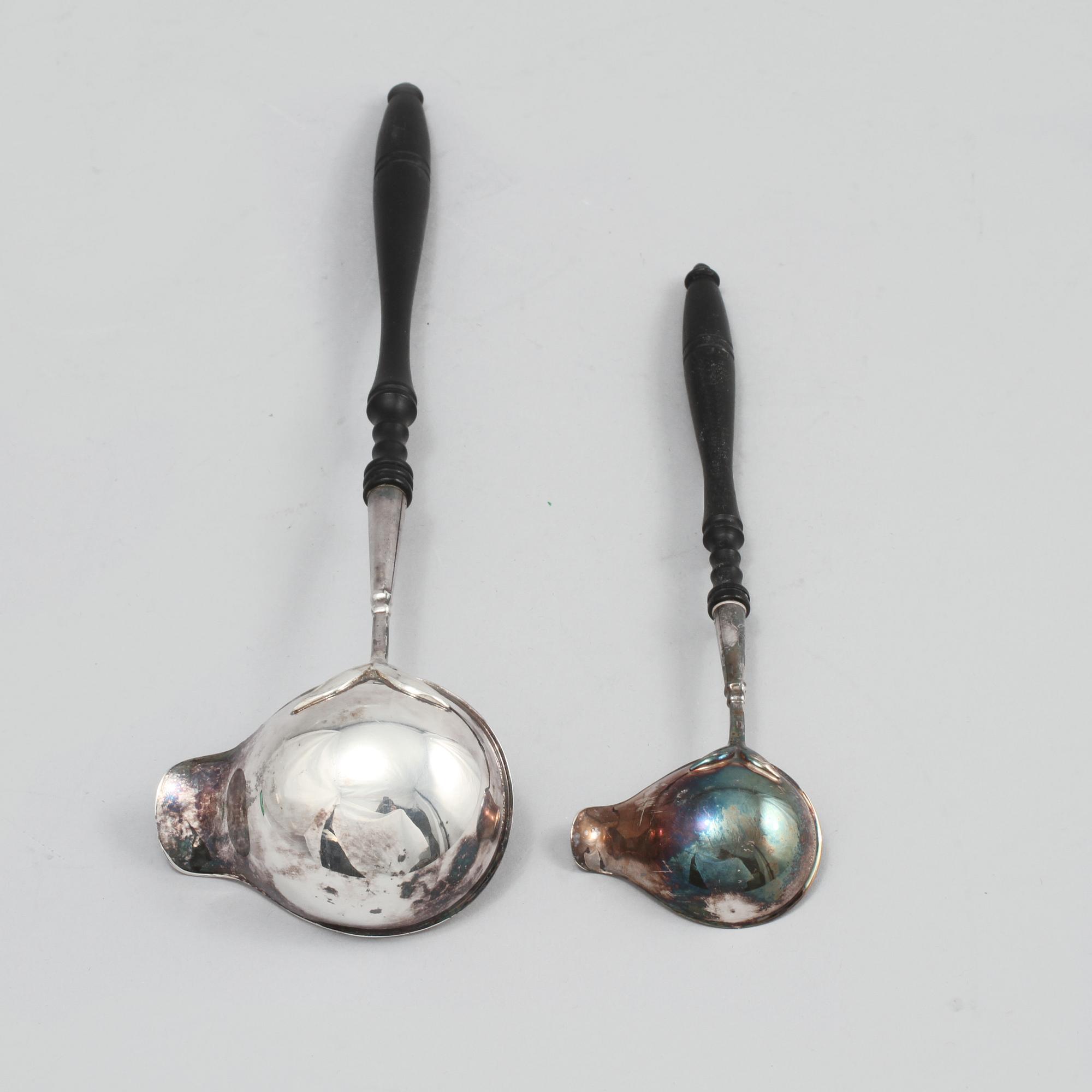 SÅSSLEVAR, 2 st, silver och svarvat trä, Ceson, Göteborg, 1981. Vikt 50 g.