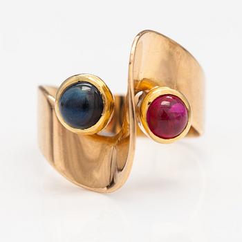 An 18K gold ring with a sapphire and a ruby. Helsinki 1958.