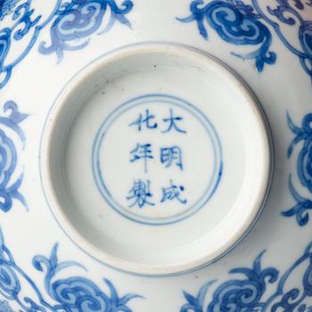 Skål, porslin. Qingdynastin, 1600-tal med Chenghuas märke.