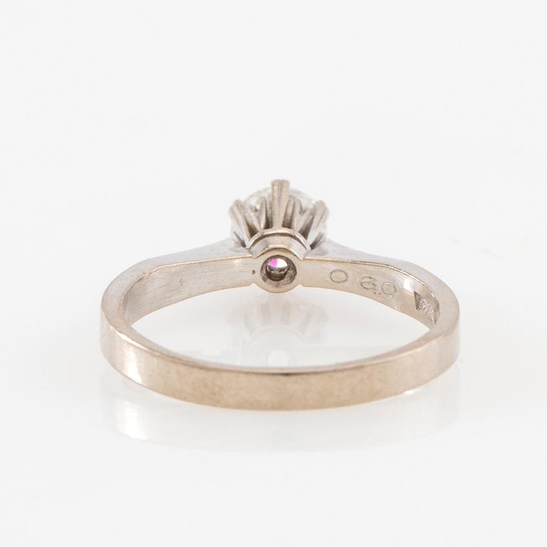 Ring solitär 18K vitguld med en rund briljantslipad diamant.