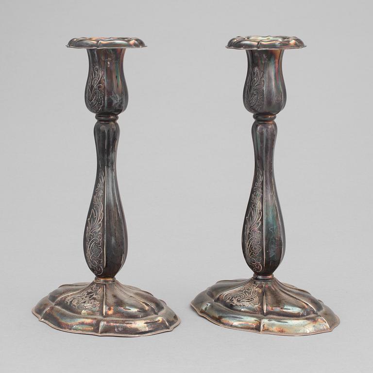 LJUSSTAKAR, ett par, silver, rokokostil, märkta JLH, haltstämplade 830. Svenska importstämplar, 1900-talets mitt.