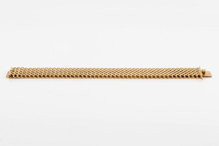 A bracelet in 18K gold.