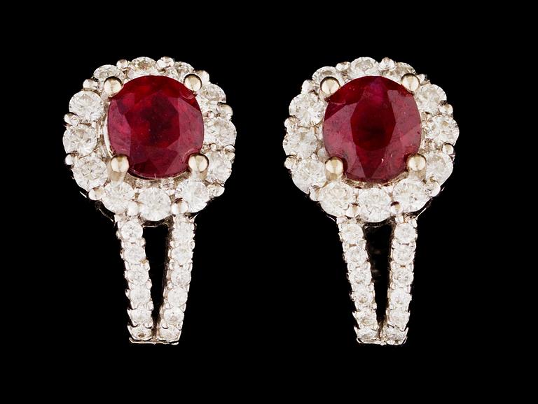 ÖRHÄNGEN, rubiner, ca 2.50 ct med briljantslipade diamanter, tot. ca 1.20 ct.