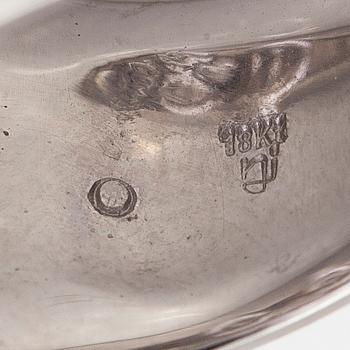 An 18K white gold ring, diamonds totalling approx. 0.21 ct, Italy.