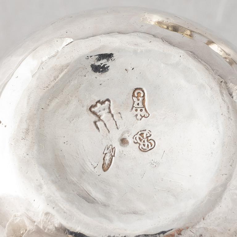 Fyra små silver bägare, 1800-tal, tre från Frankrike och en möjligen Tyskland (Darmstadt).