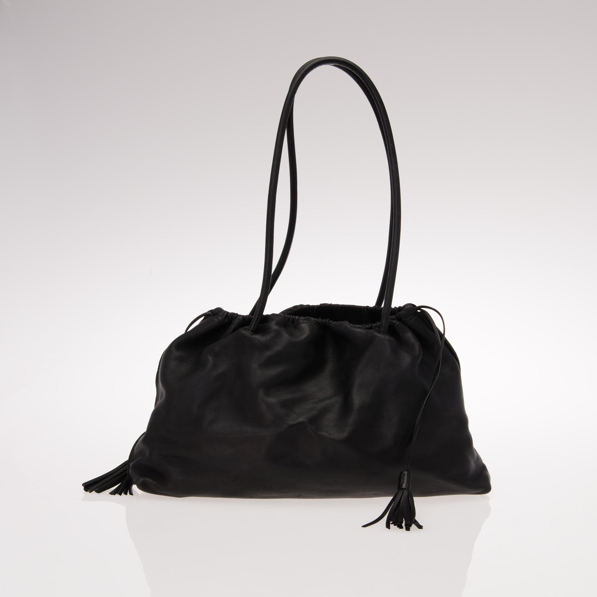 BLACK LEATHER DRAWSTRING TASSEL TOTE BAG.