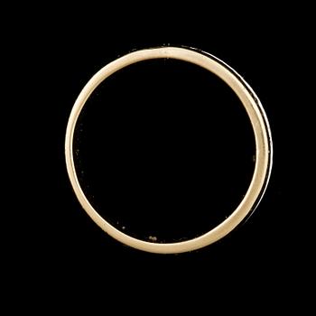 RING, 18K guld, med briljantslipade diamanter tot ca0,12ct. Vikt 3,1g.