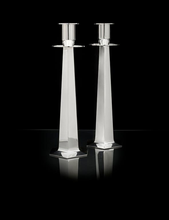 Wiwen Nilsson, A pair of Wiwen Nilsson sterling candlesticks, Lund 1958.