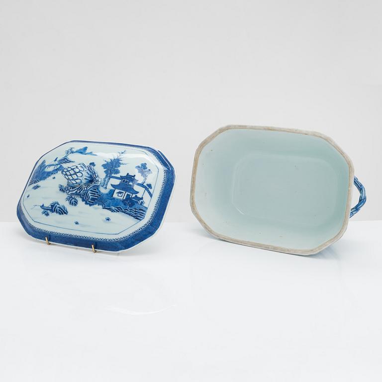 A Chinese blue and white tureen with cover, Qing dynasty, Qianlong (1736-1795).