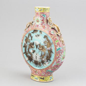 A famille rose moon flask with dragons, Qing dynasty, 19th Century.