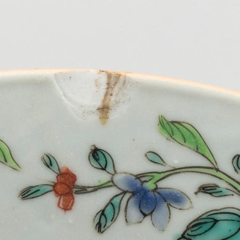 FOUR CHINESE PORCELAIN DISHES, 18TH AND 19TH CENTURY.