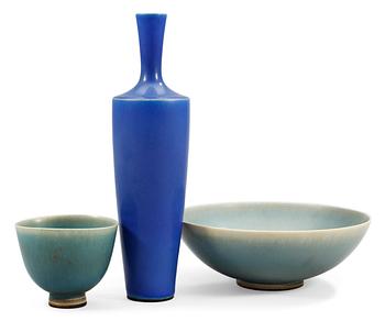 1149. A Berndt Friberg stoneware vase and two bowls, Gustavsberg studio 1950-60´s.