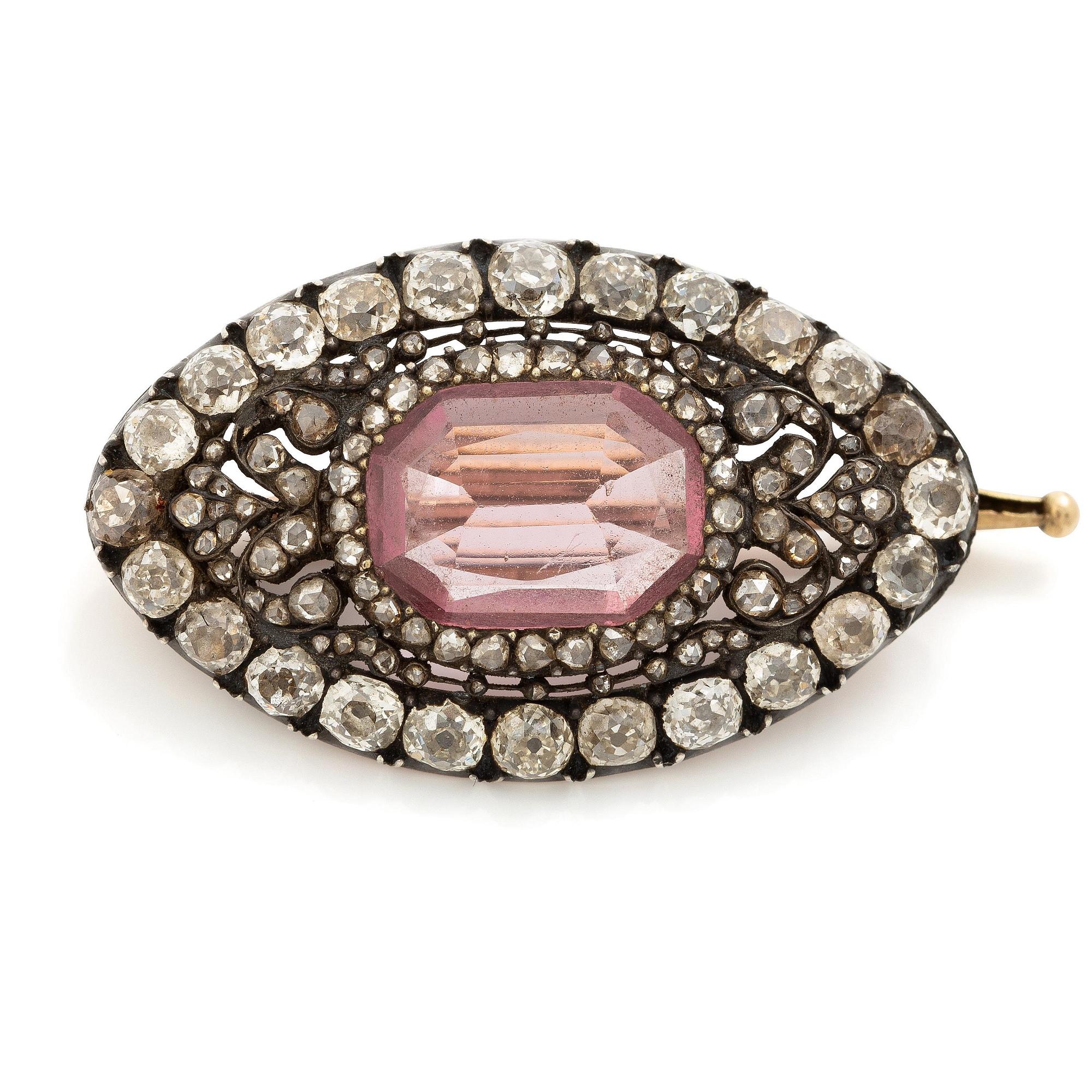 Brosch 14K guld och silver med en fasettslipad spinell samt gammal- och rosenslipade diamanter.
