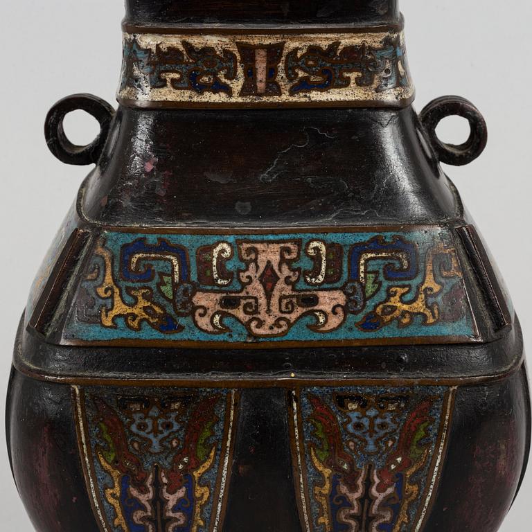 Urna, brons och cloisonné. Kina, omkring 1900 med inskription i botten.