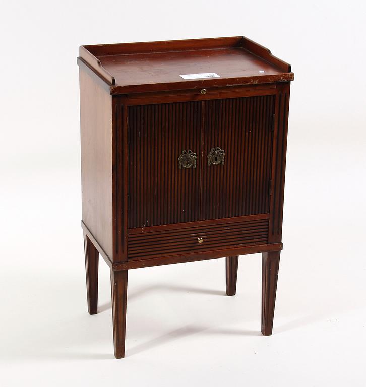 POTTSKÅP, gustaviansk stil, 1900-talets andra hälft.