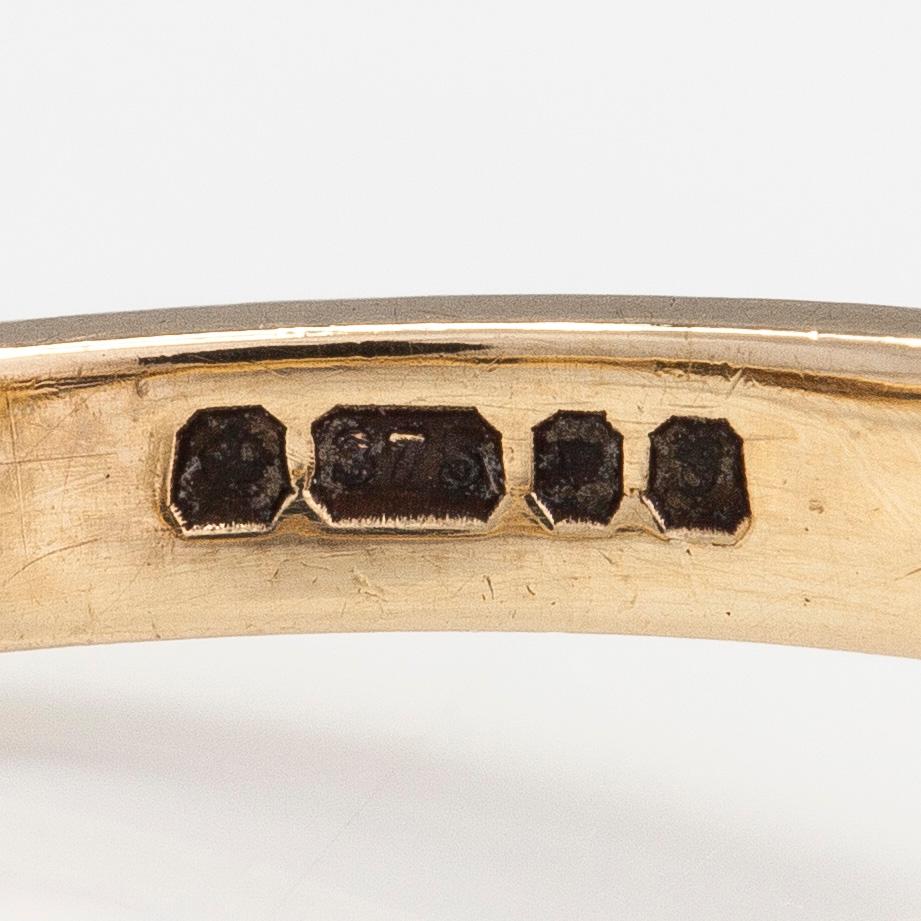 Ring, 9K guld, odlad pärla och diamanter ca 0.035 ct totalt. Storbritannien.