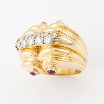 Ring 18K guld med runda briljantslipade diamanter och cabochonslipade rubiner.