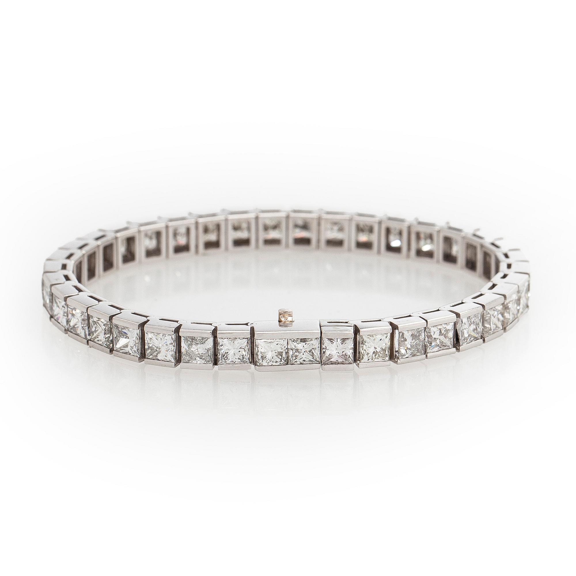 Tennis bracelet, princess cut diamonds c. 19.50 ct in total, 18K white gold.
