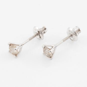Earrings 14K white gold with brown brilliant-cut diamonds.