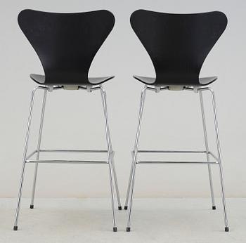 BARSTOLAR, ett par, "Sjuan", Arne Jacobsen för Fritz Hansen, 2006.